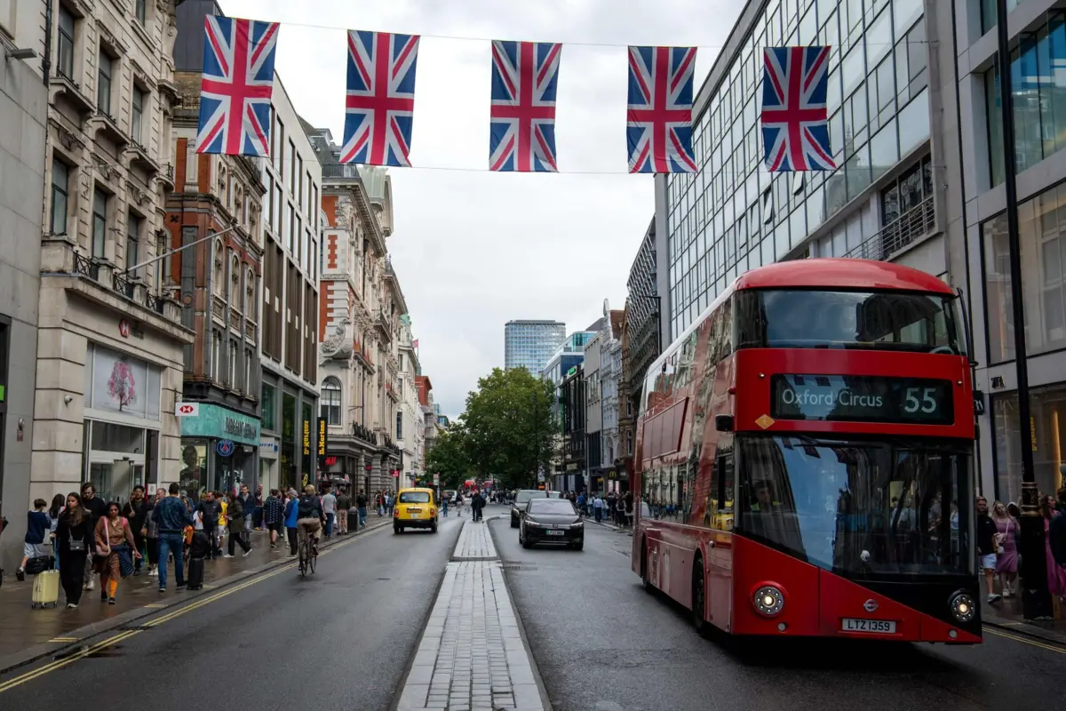 Ministros britânicos estão preocupados com o facto de muitos estudantes estrangeiros procurarem asilo para permanecer no país devido à expiração das autorizações de residência