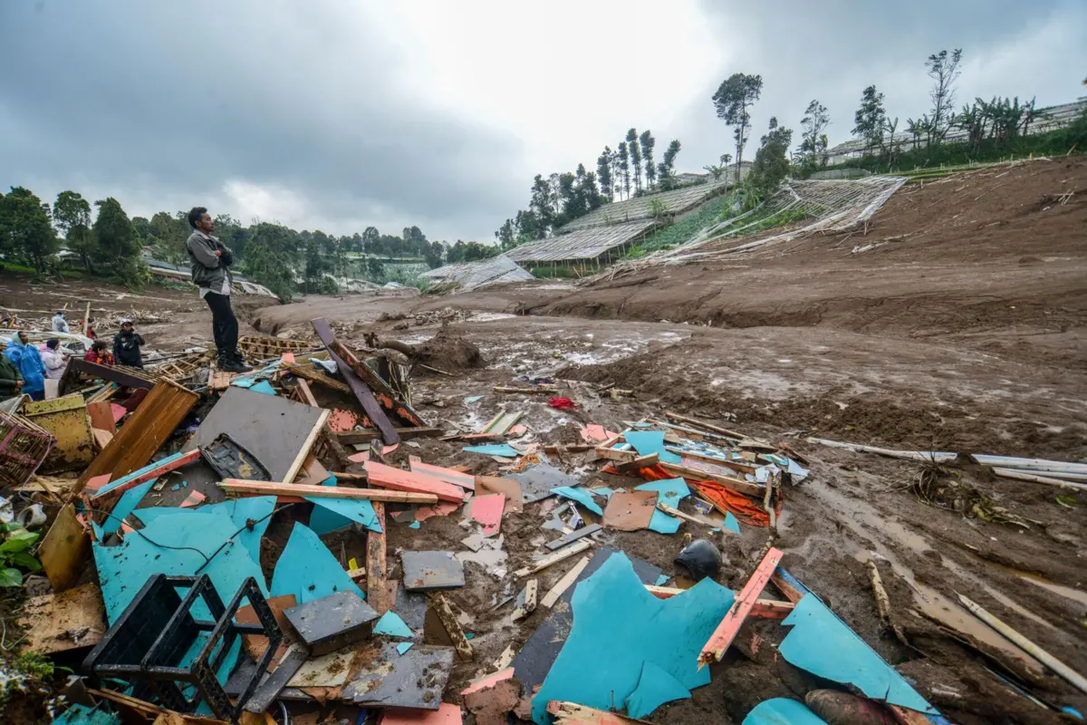 Imagem de contexto do artigo Oito mortos e mais de 80 desaparecidos em deslizamento de terras na Indonésia