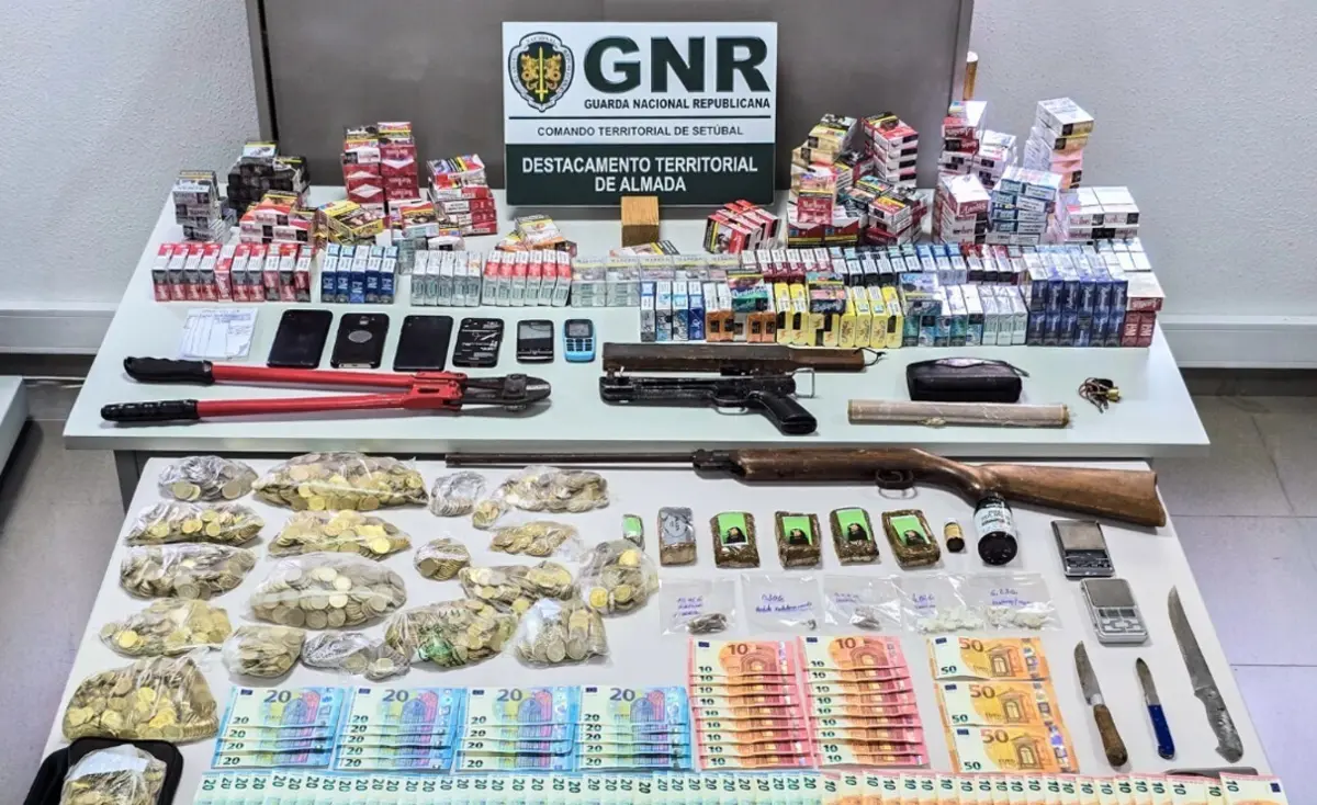 GNR deteve três homens e apreendeu droga, armas e dinheiro