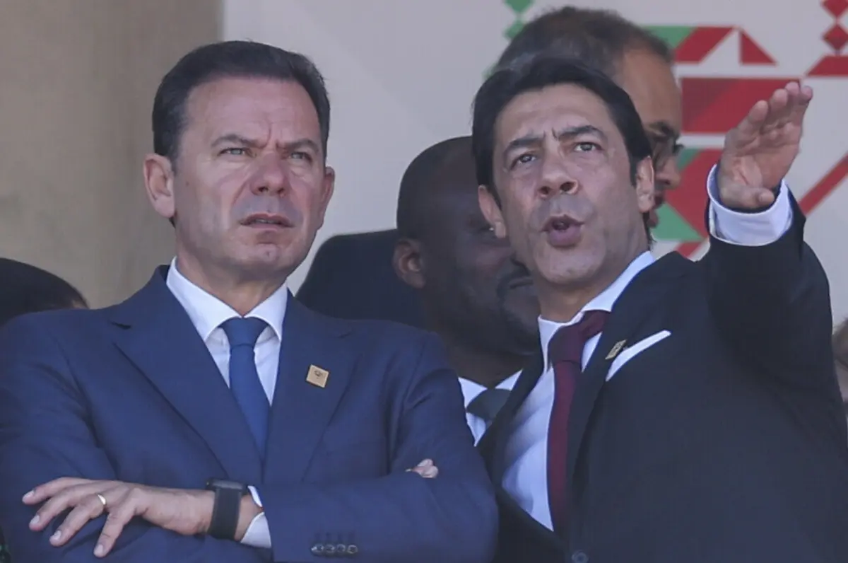 Rui Costa (na imagem acompanhado por Luís Montenegro) arrasou a arbitragem