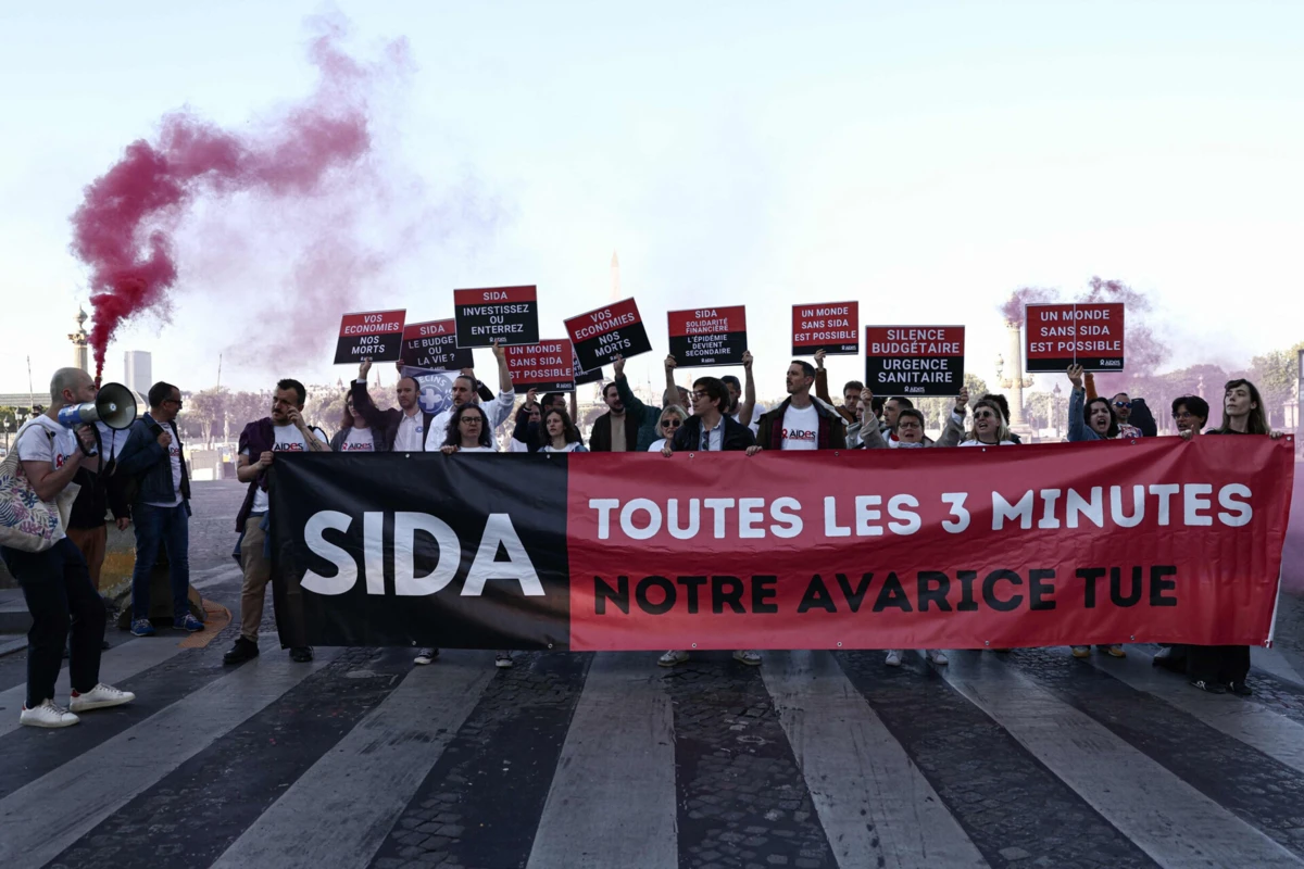 Ativistas em protesto contra a falta de apoio para políticas de combate à SIDA
