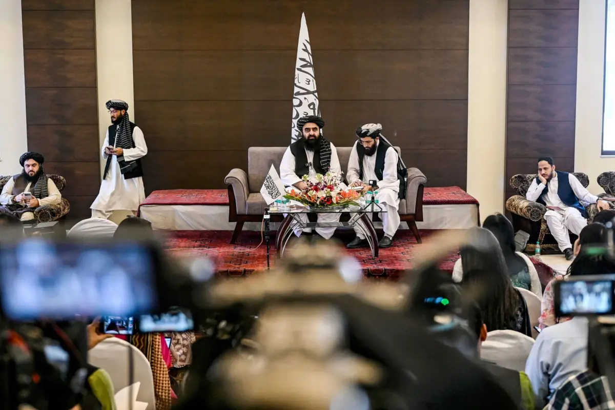 O ministro de Negócios Estrangeiros talibã, Amir Khan Muttaqi, perante mulheres jornalistas