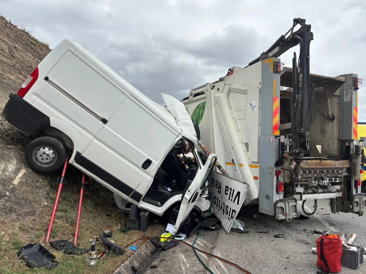 Vítima mortal seguia na carrinha e condutor do camião do lixo sofreu ferimentos graves