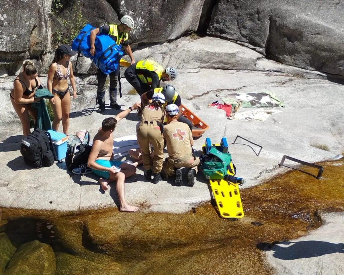Jovem caiu na chamada zona do poço