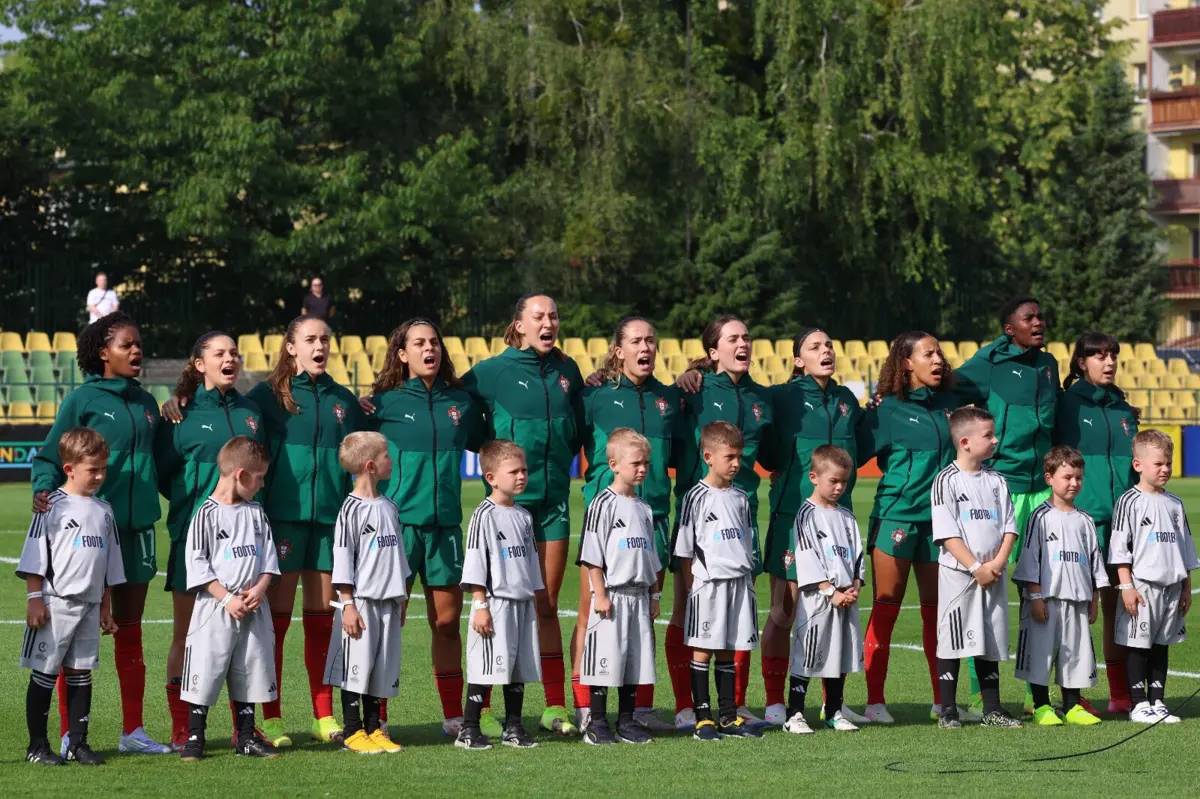 A seleção feminina alinhada antes do jogo