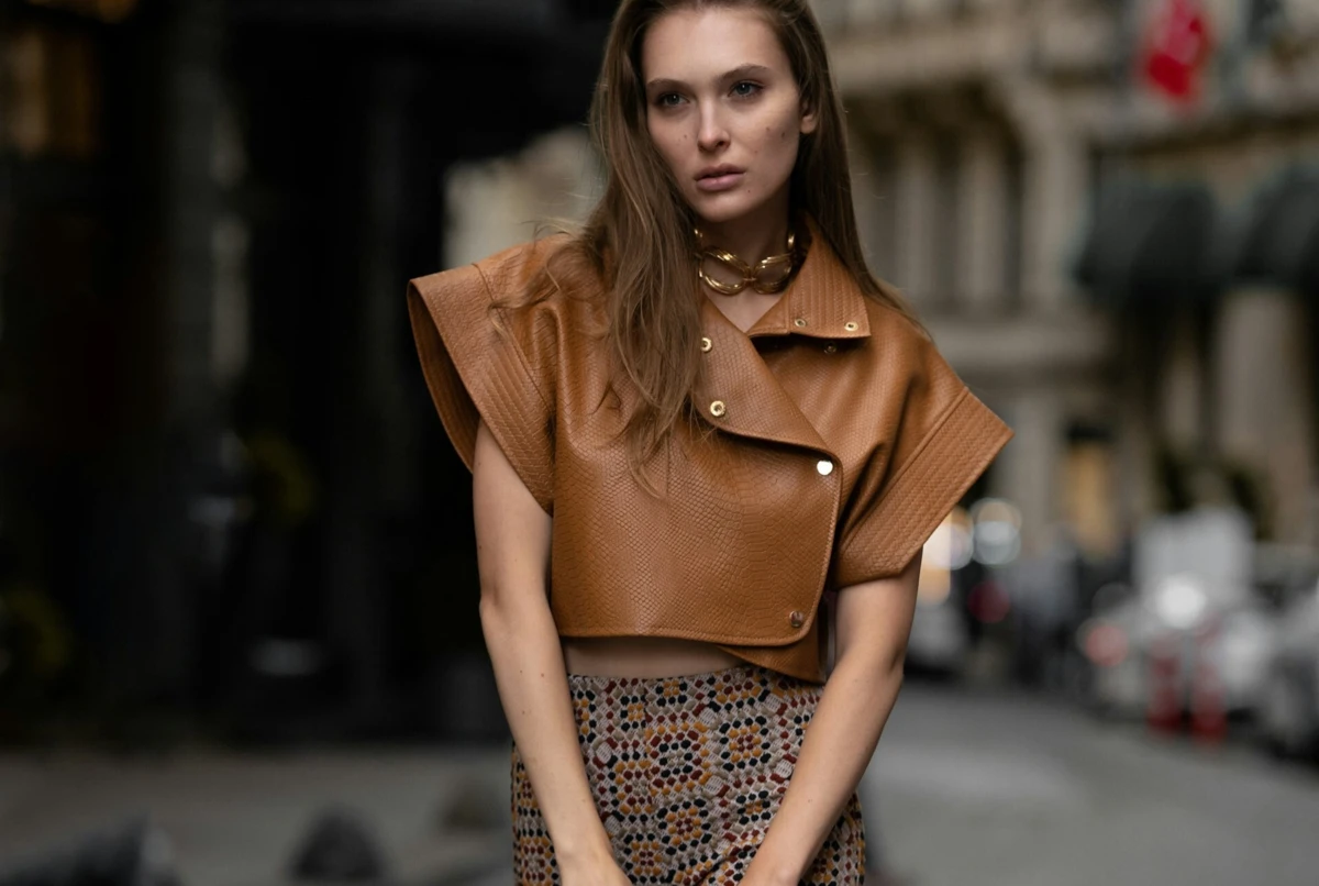 Imagem de contexto do artigo Blusas castanhas cor de café são o "must have" da elegância da estação