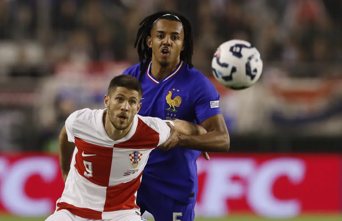 Croata Kramaric, em luta com Koundé, falhou um penálti com o resultado ainda a zeros