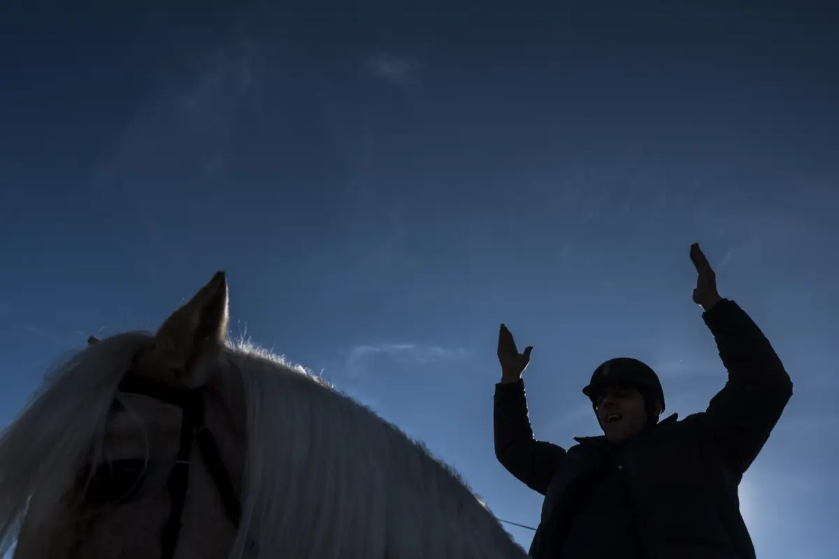 Tal como outros meninos, Miguel tem de fazer uma série de tratamentos, como a hipoterapia, para enfrentar melhor os obstáculos causados pelos seus problemas de saúde