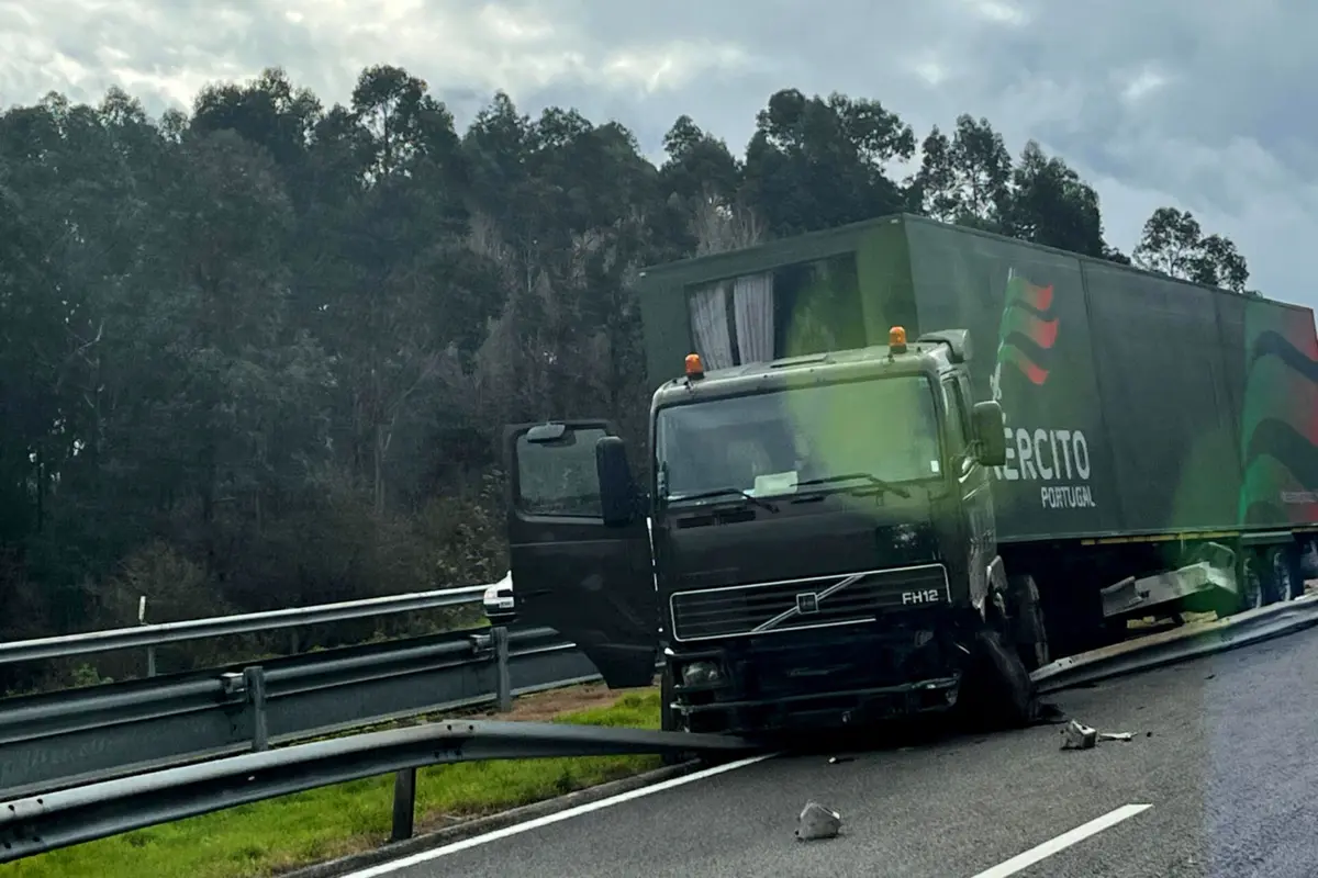 Camião do Exército colidiu com três carros ao quilómetro 229 da A1.