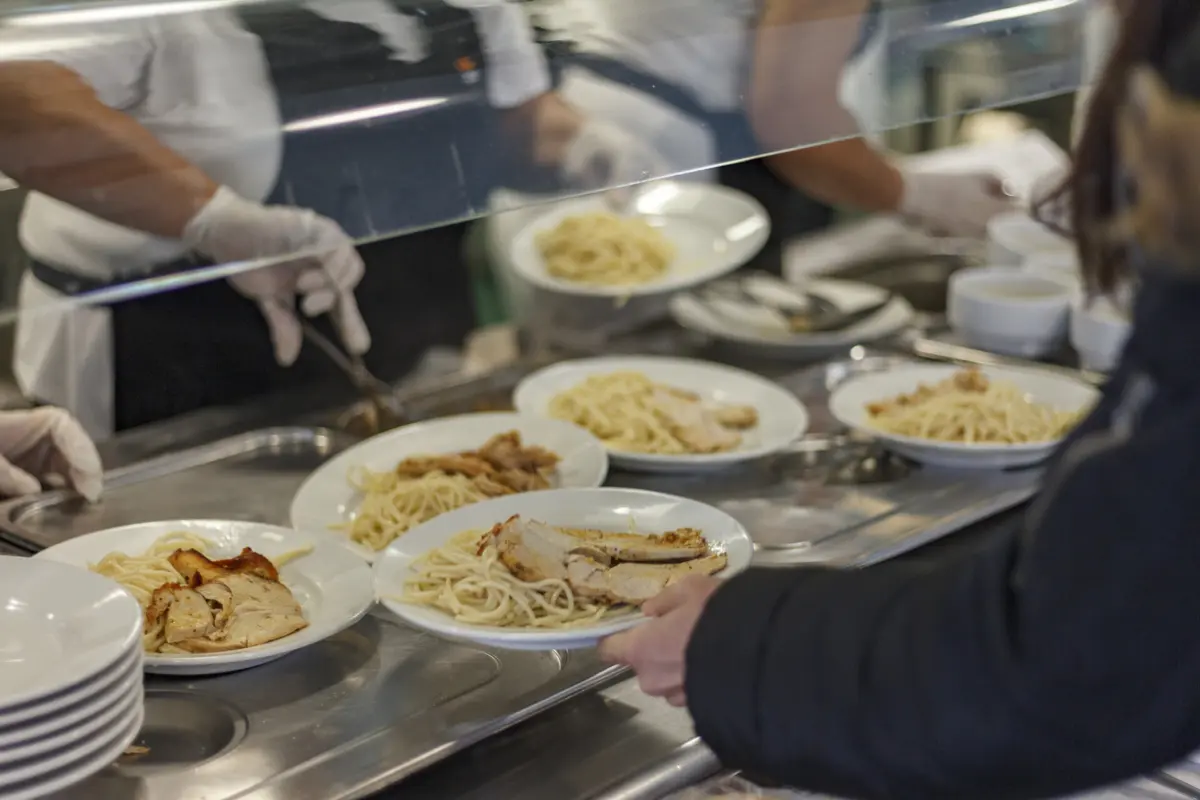 Pagamento da refeições escolares entre os principais fatores de desequilíbrio, com a maioria dos municípios a contabilizar um défice “significativo” face às verbas transferidas pela tutela.