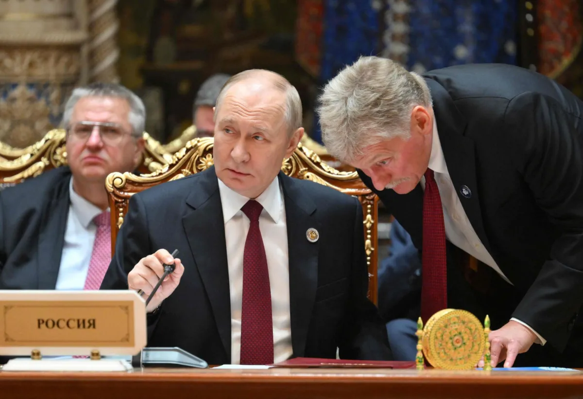O presidente russo Vladimir Putin com o porta-voz do Kremlin Dmitry Peskov