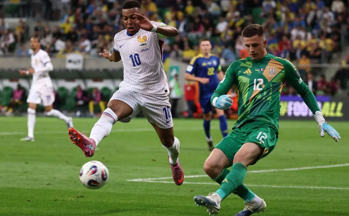 Trubin esteve em ação pela Ucrânia e agora é titular do Benfica