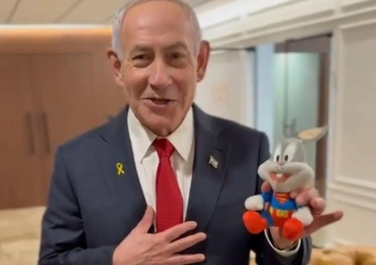 Imagem de contexto do artigo Netanyahu usa boneco de peluche para ironizar "julgamento Bugs Bunny"