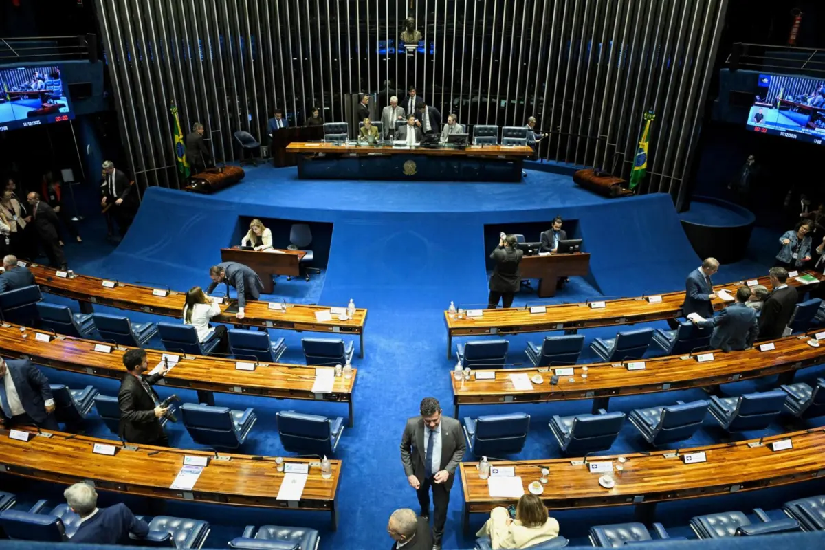 Senado aprova projeto de lei que reduz pena de Bolsonaro