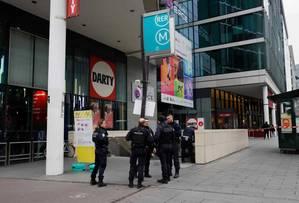 O comboio, que está ligado a uma estação de metropolitano, estava perto da biblioteca nacional François Mitterrand