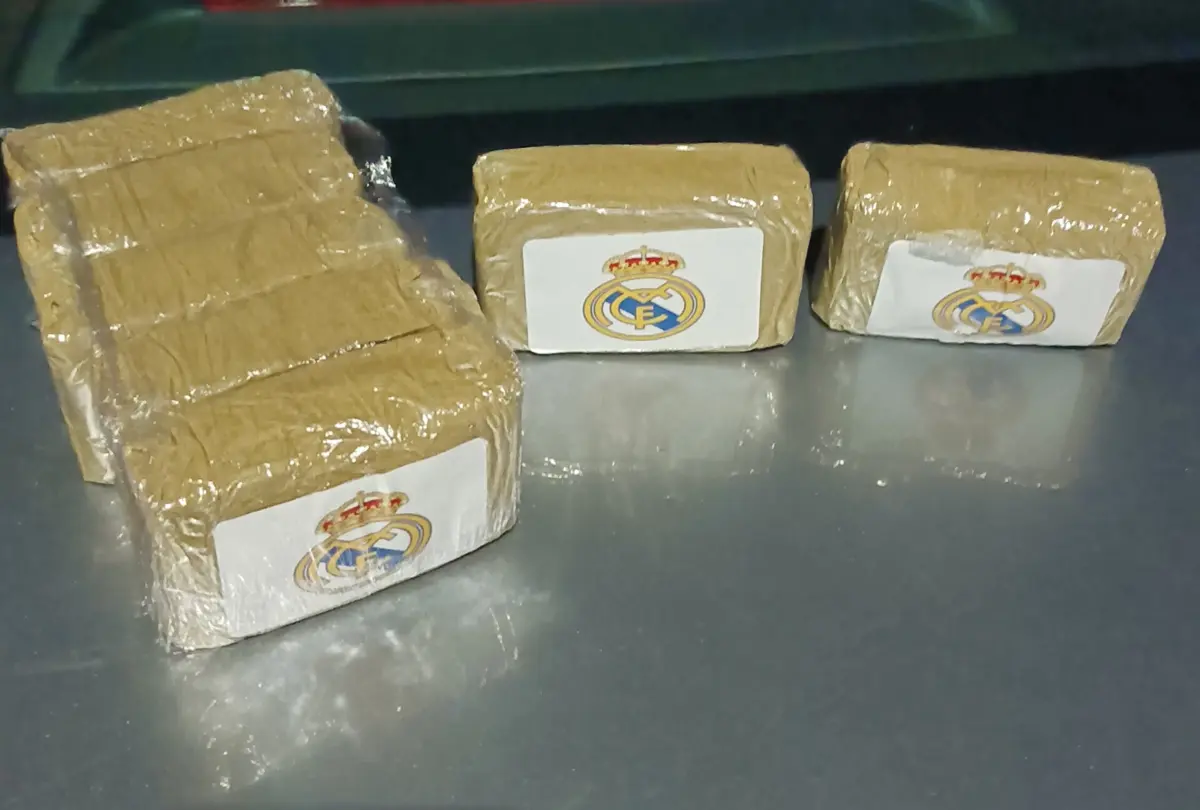 Na posse dos detidos foi encontrado haxixe correspondente a cerca de 1300 doses individuais