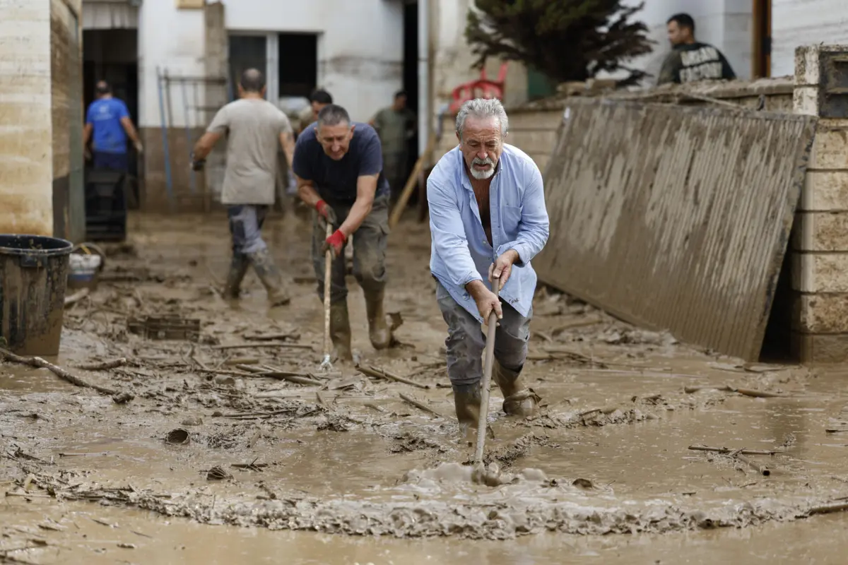 Residentes removem lama numa rua de Benamargosa, na província de Málaga