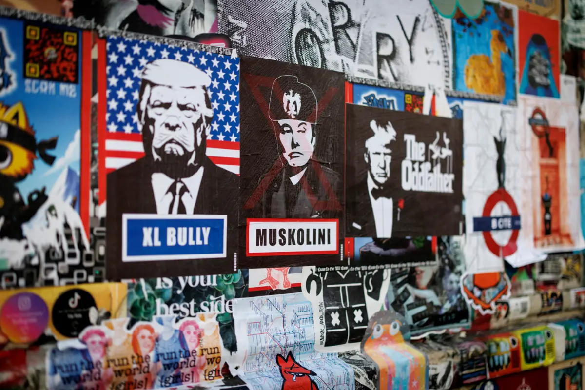 Cartazes críticos com Donal Trump e Elon Musk em Londres, no Reino Unido