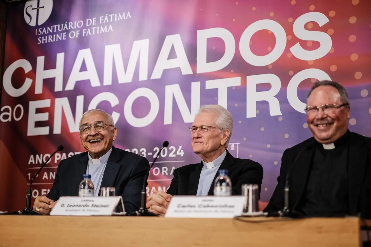 José Ornelas (à esquerda na imagem) na conferência de imprensa que assinalou o início da peregrinação internacional de outubro em Fátima
