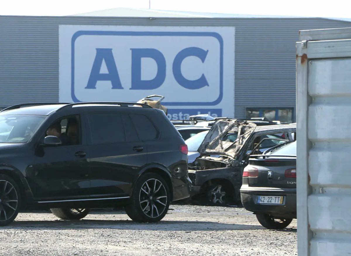 Eram visíveis os estragos dos carros que arderam no interior do parque