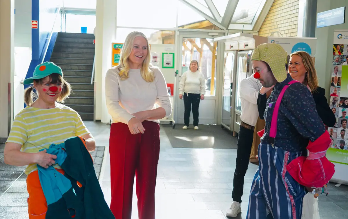 Mette-Marit durante a visita ao hospital Ullevål, em Oslo