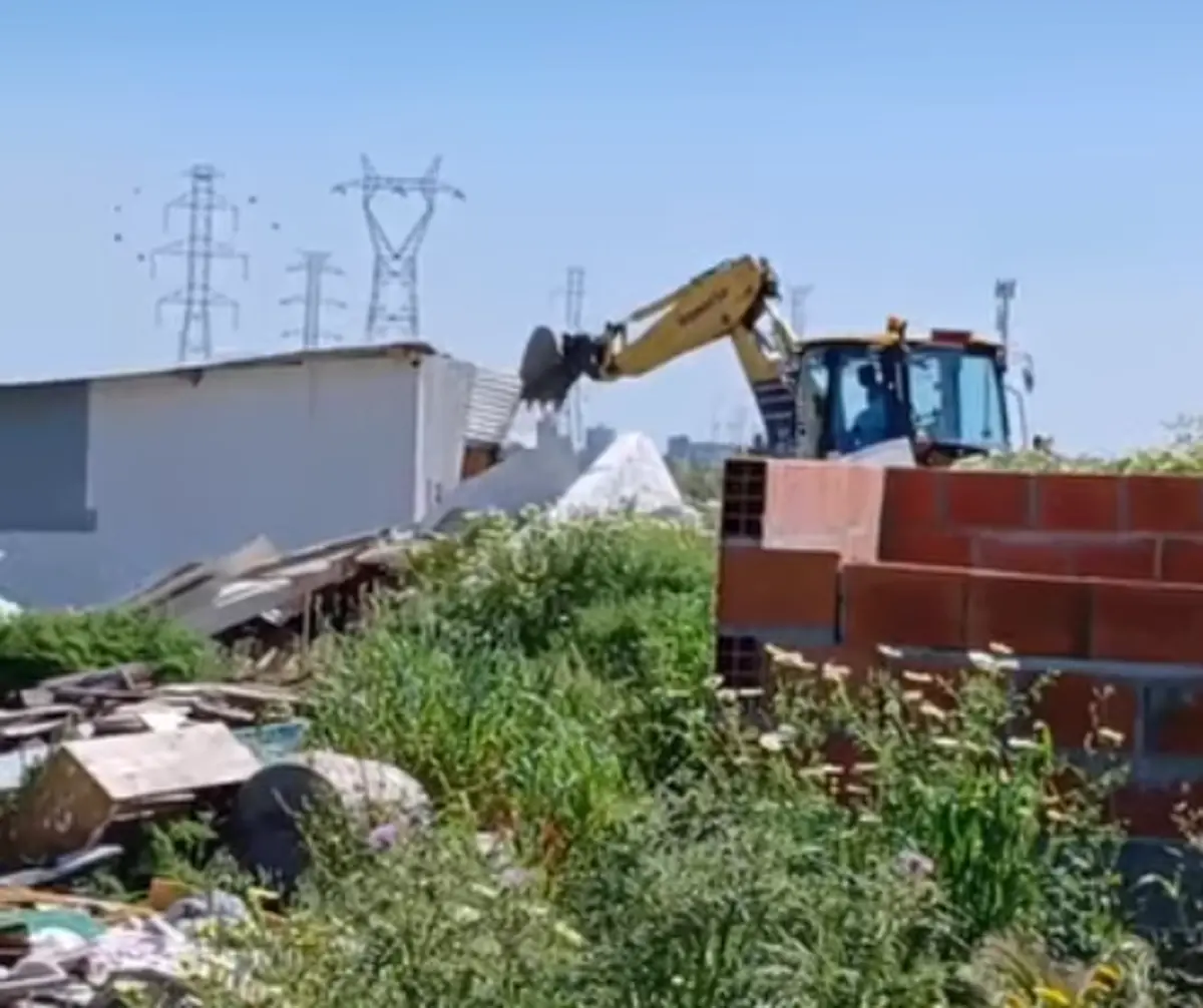 Município demoliu sete barracas, que tinham sido construídas de forma ilegal no sábado