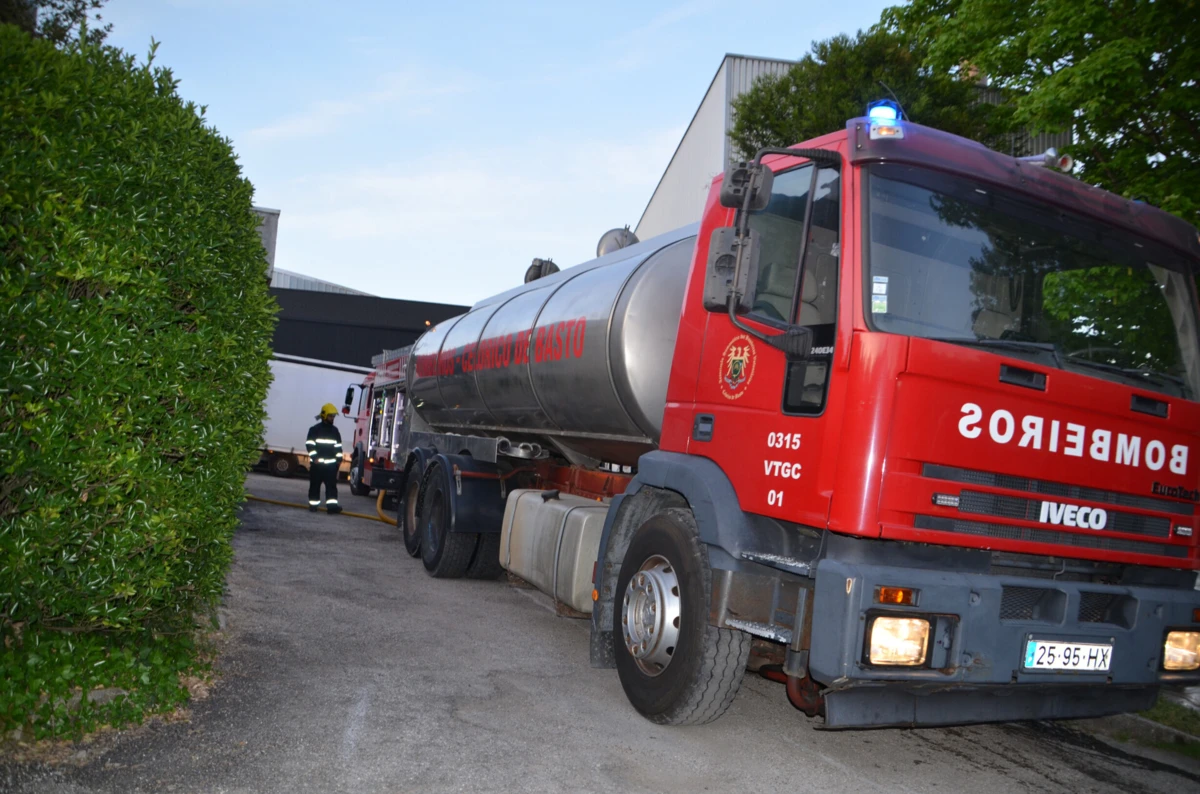 Estiveram no local seis viaturas e 23 operacionais dos bombeiros