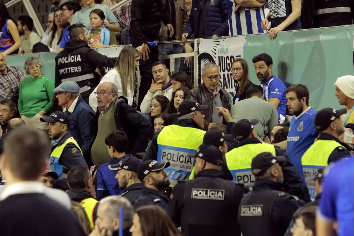 Desacatos entre os adeptos do F. C. Porto e o banco do Benfica