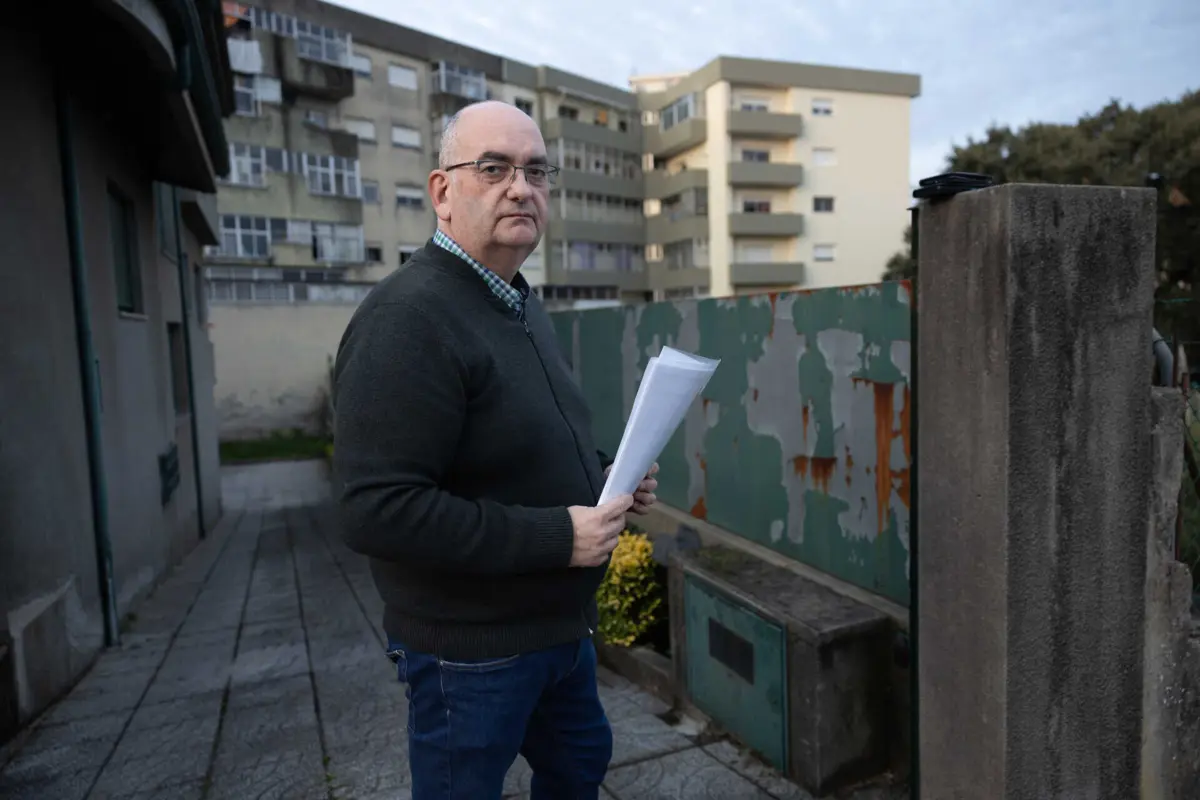 Pedro Costa explicou que só se detetou a fuga com um aparelho acústico, e foi preciso abrir o piso para reparar o tubo
