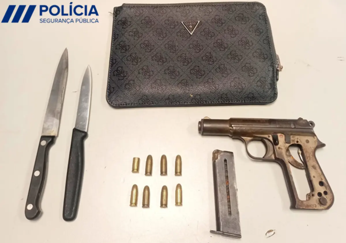 PSP deteve jovem que conduzia sem carta e tinha armas no carro.
