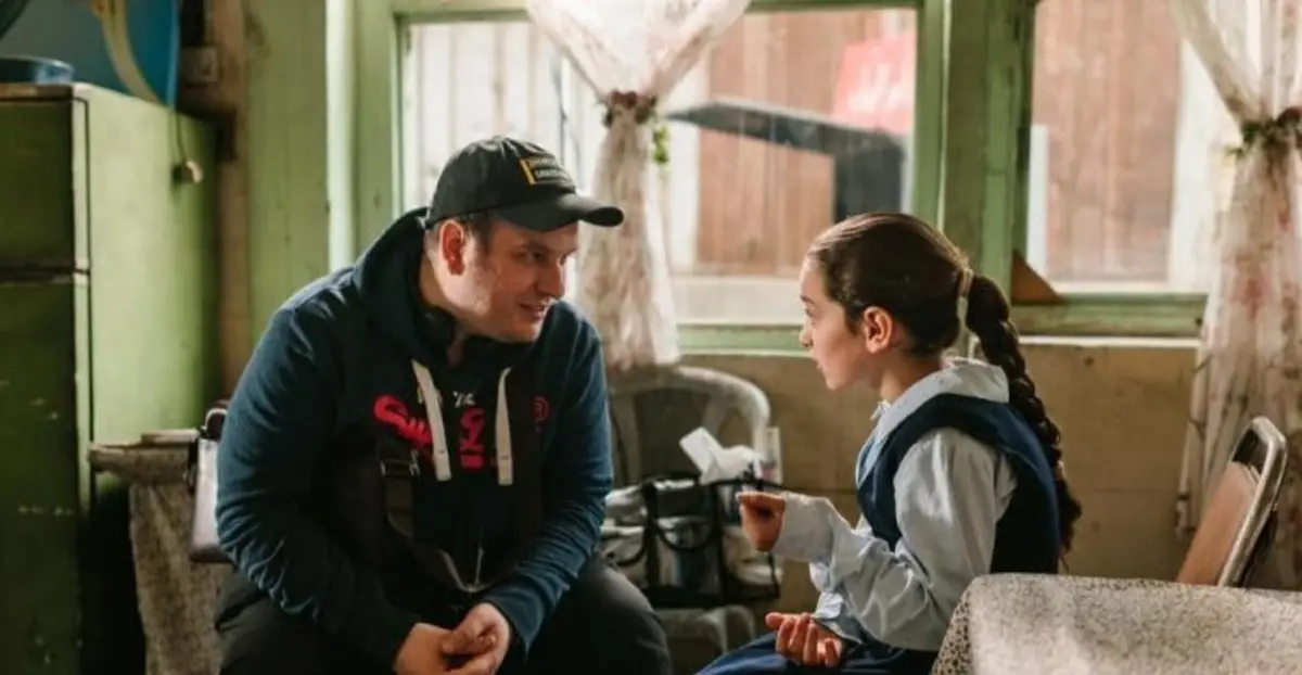 Cineasta Hasan Hadi com a jovem protagonista de "O bolo do presidente", Baneen Ahmad Nayyef, descoberta nas ruas de Bagdade