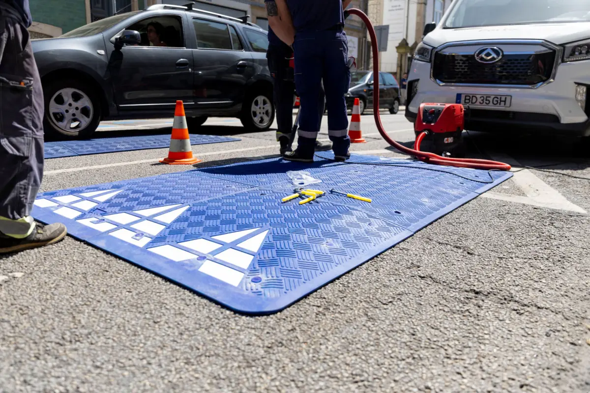 Após a reclamação dos munícipes, foram instaladas as almofadas na rua