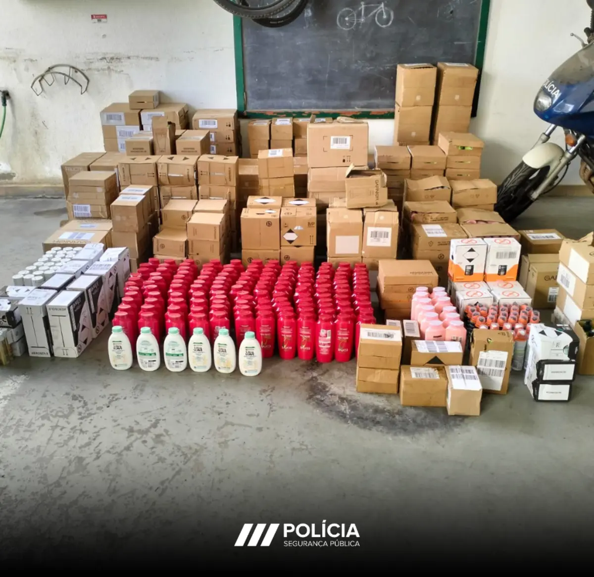 PSP deteve jovem e recuperou produtos de higiene e beleza, que haviam sido furtados de camião