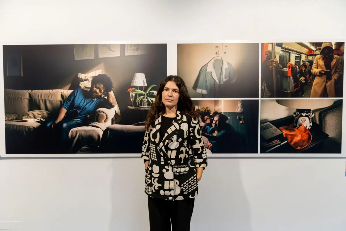 O dia a dia da imigrante angolana Ana Maria Jeremias (à esquerda na foto em exposição) valeu um prémio do World Press Photo a Maria Abranches