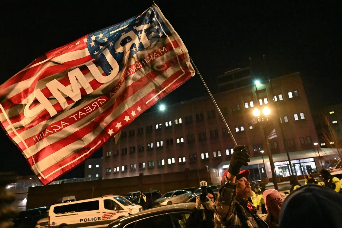 Imagem de contexto do artigo Trump perdoa 1500 atacantes do Capitólio