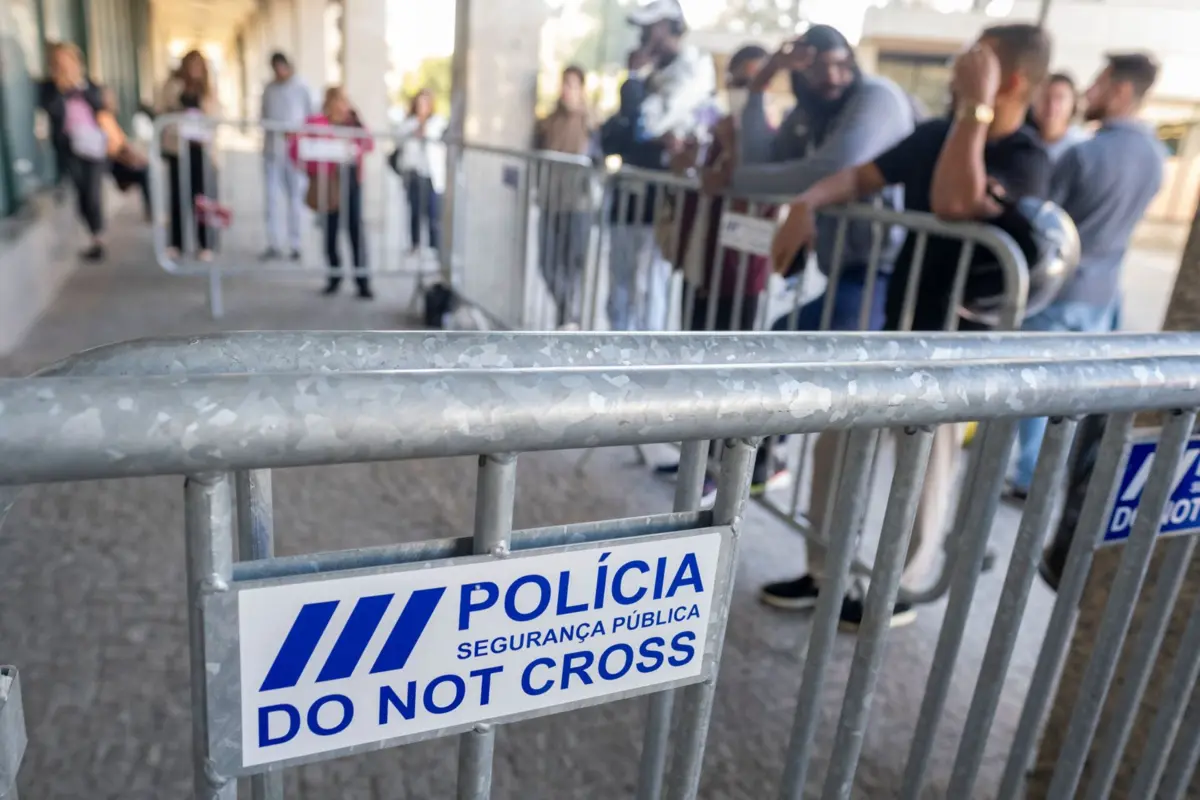 Muitos imigrantes chegam de madrugada para conseguirem ser atendidos na AIMA