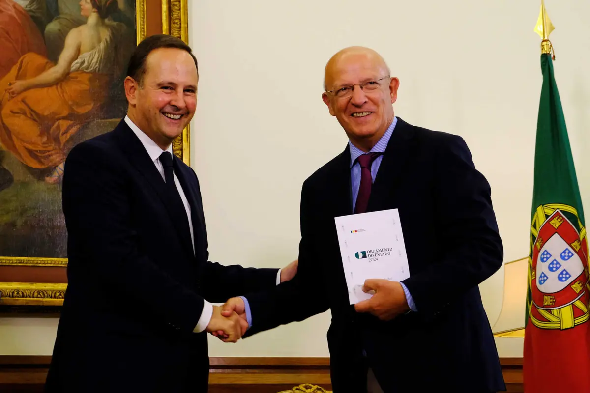Fernando Medina a entregar a proposta de OE2024 a Augusto Santos Silva