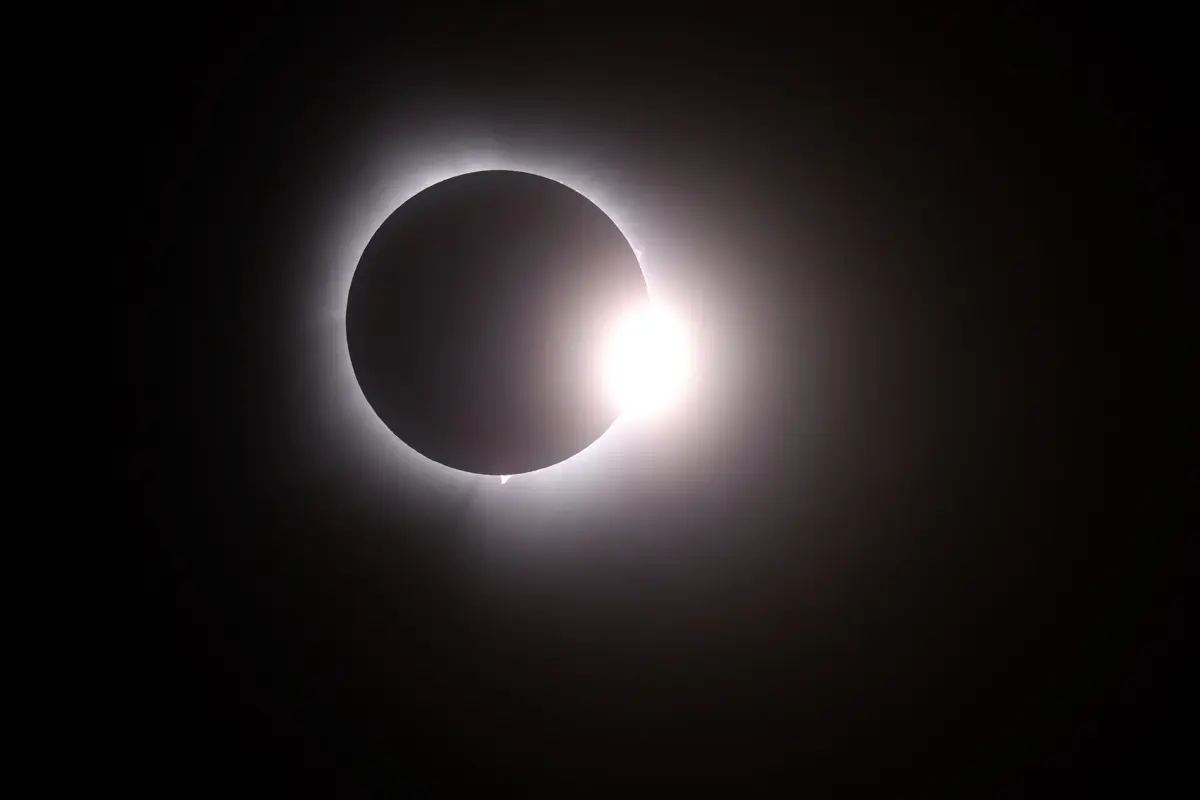 Imagem de contexto do artigo A história de um eclipse total do sol contada em dez imagens