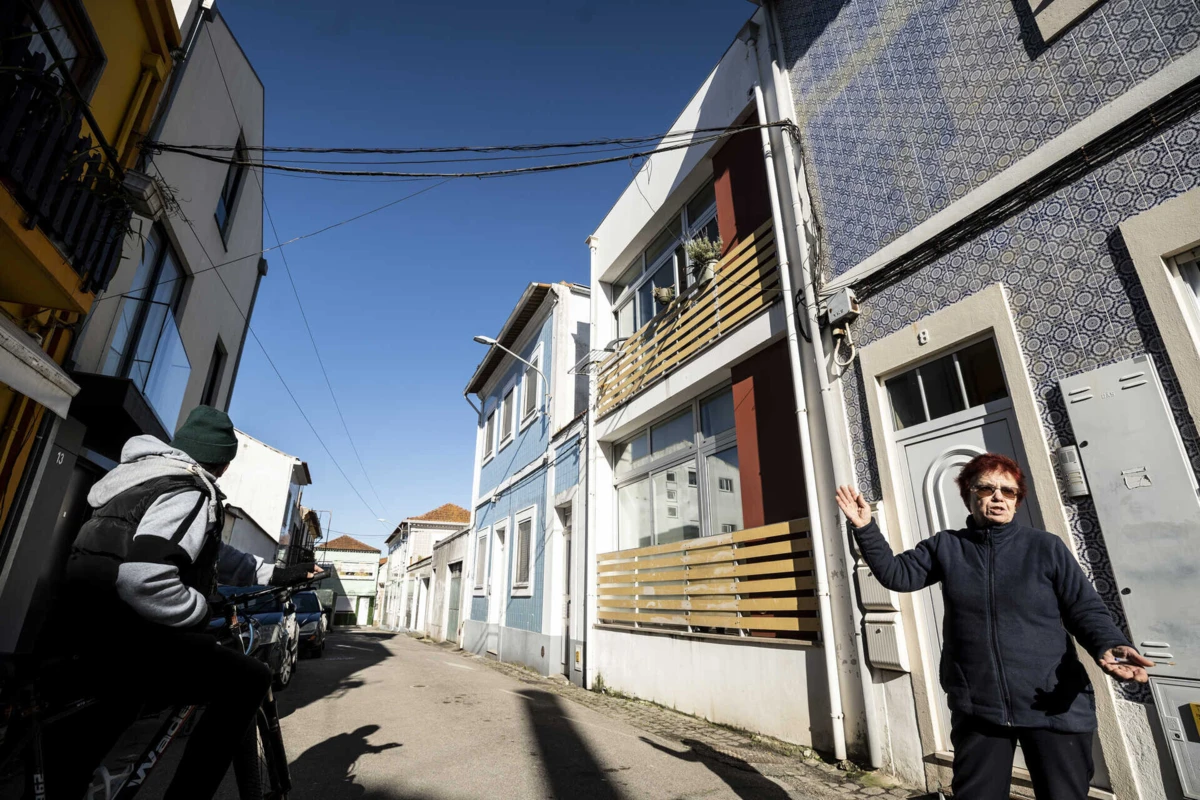 Adélia Birrento (à esquerda) é uma das pessoas que criticam a confusão de cabos nas fachadas das casas no Bairro da Beira Mar, em Aveiro
