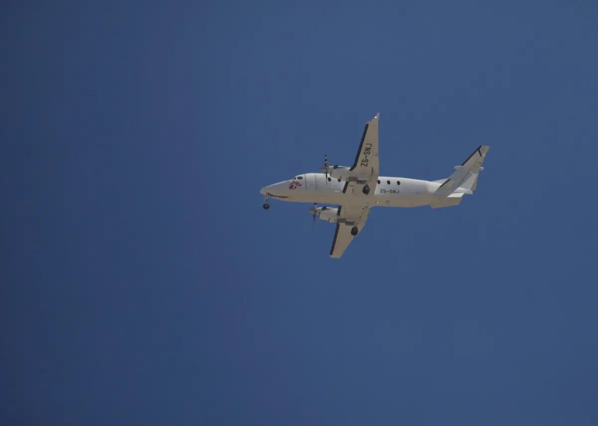 Aeronave dos Médicos sem Fronteiras aterrou também no aeroporto de Sanaa, a capital iemenita, no dia em que nove marinheiros foram libertados.