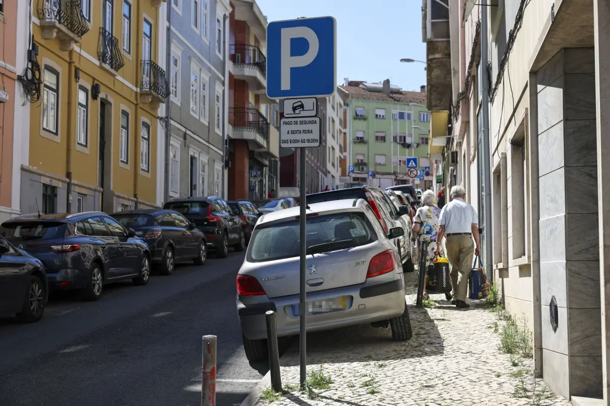 Cada vez mais municípios, sobretudo do Sul do país, permitem o estacionamento de carros em cima dos passeios