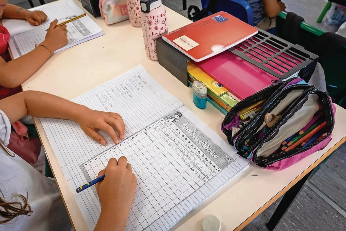 Algumas autarquias distribuem kits de material escolar a alunos do 1.º ciclo