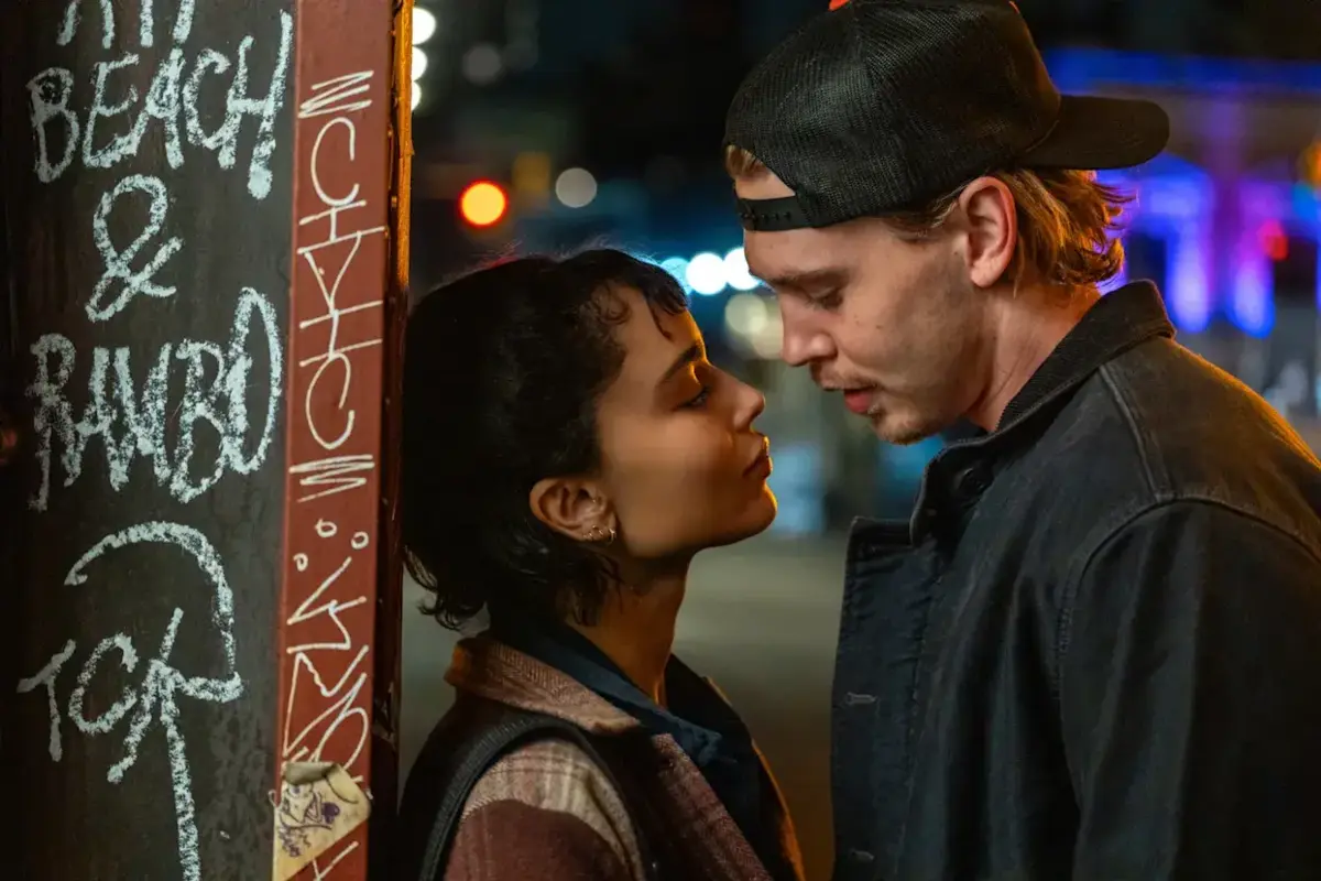 Austin Butler e Zoe Kravitz são o par romântico da comédia negra "Apanhado a roubar"