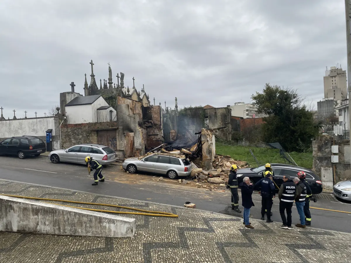 O incêndio deflagrou numa habitação devoluta