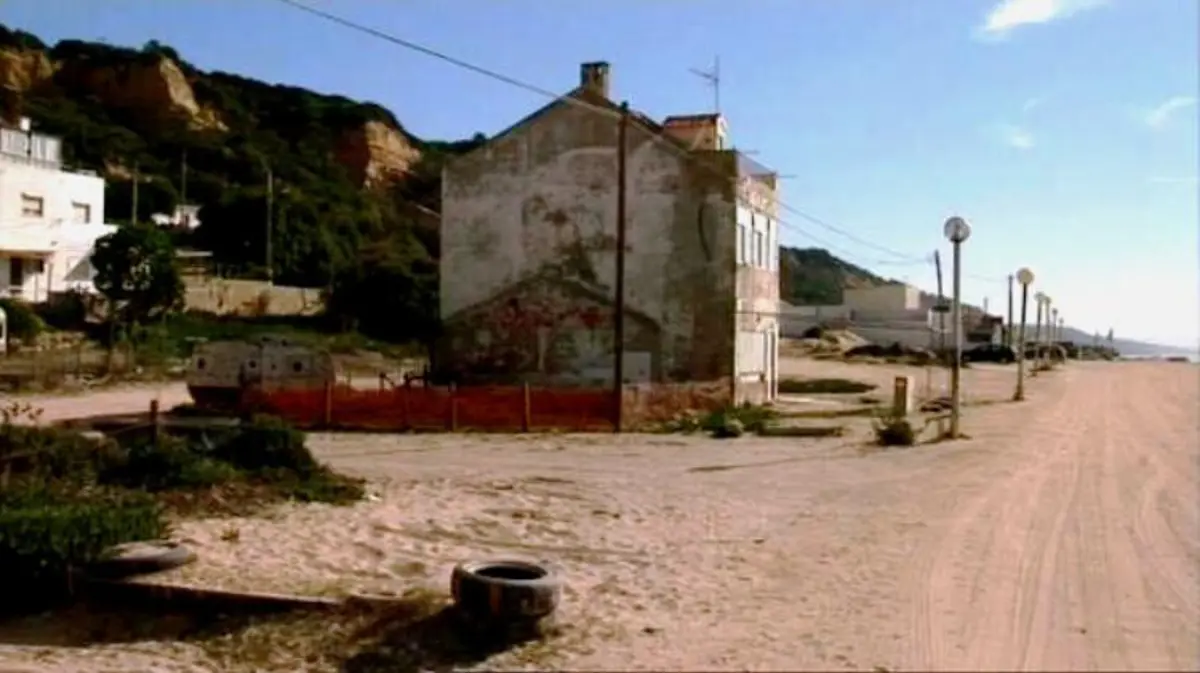 Um país visto dos seus lugares interrompidos e suspensos