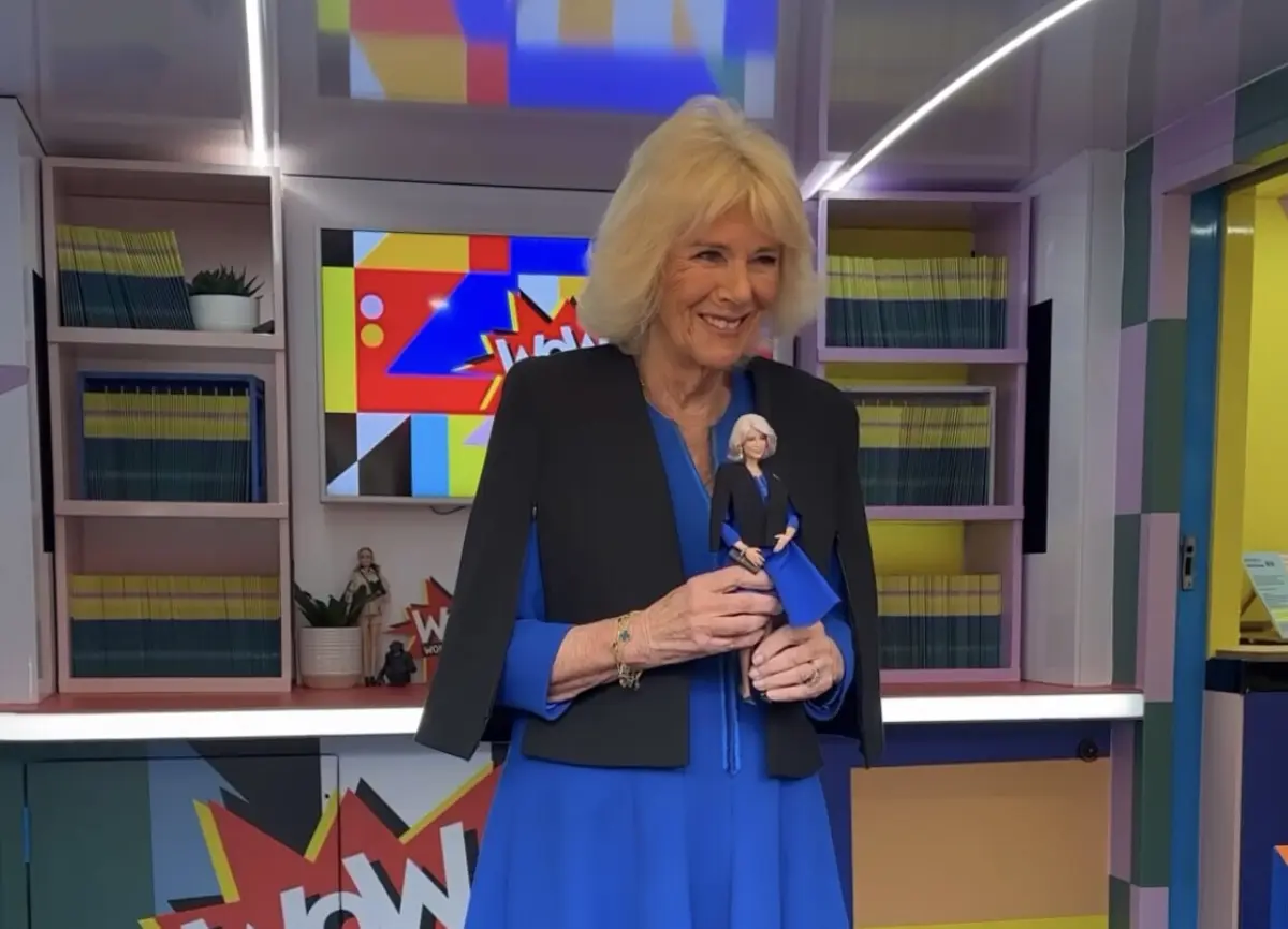 Rainha Camilla a receber a Barbie
