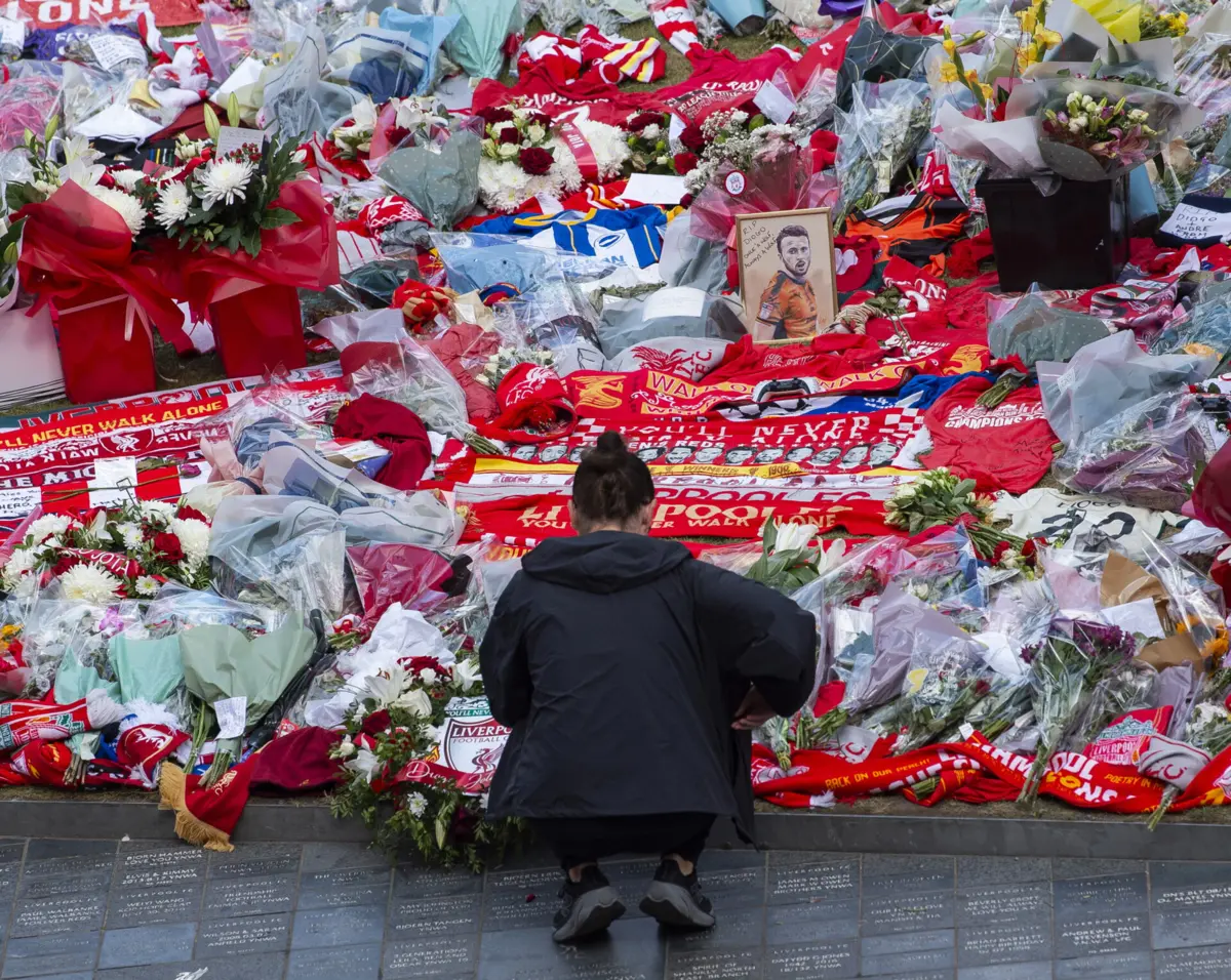 Adeptos do Liverpool homenagearam Diogo Jota em Anfield Road