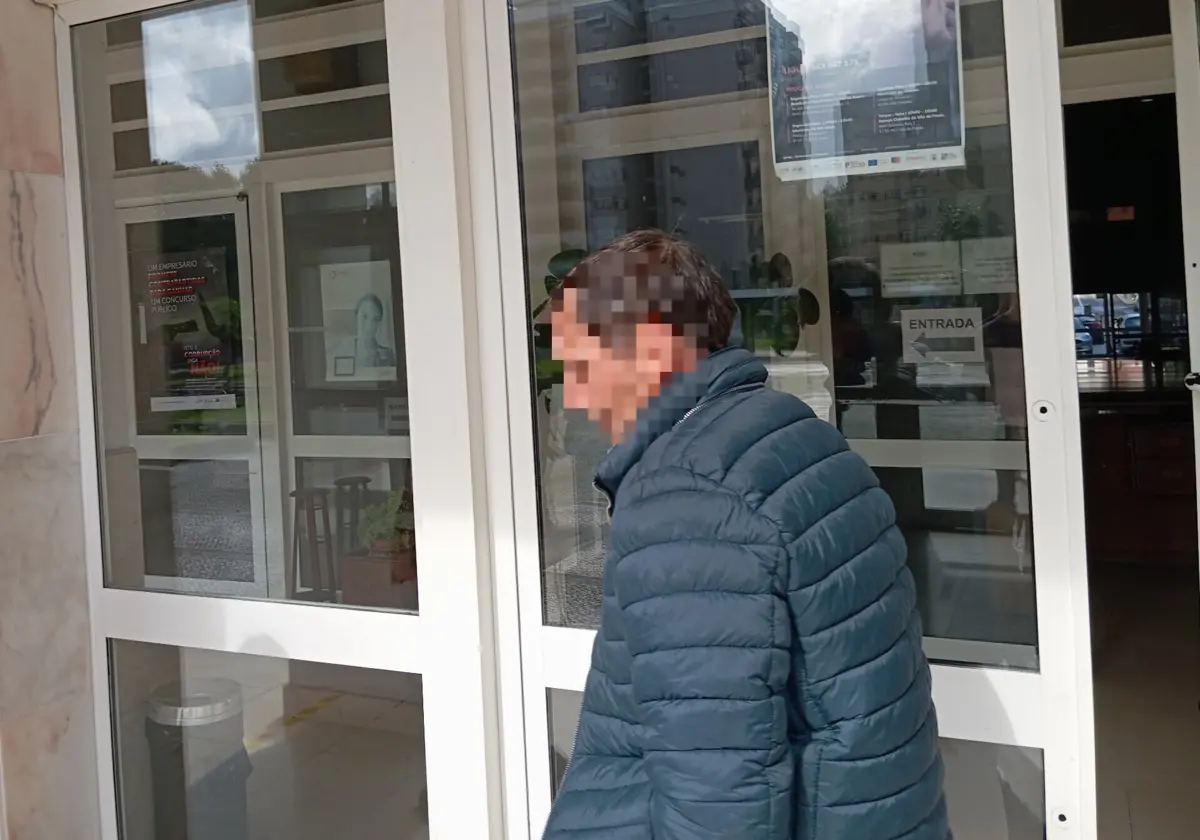 O suspeito à saída do Palácio da Justiça de Braga