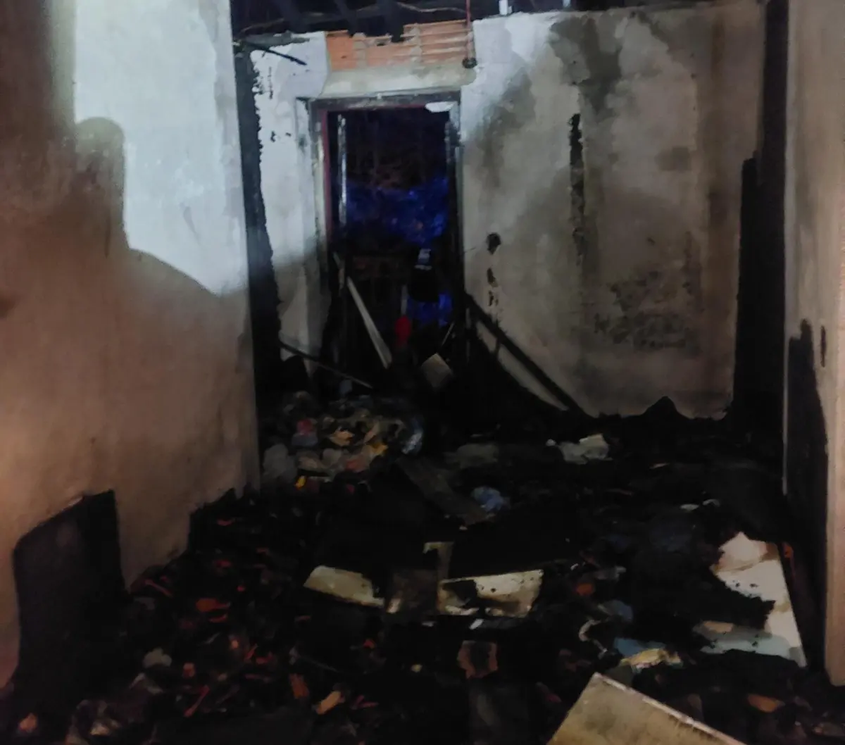 Fogo deixou a casa parcialmente destruída