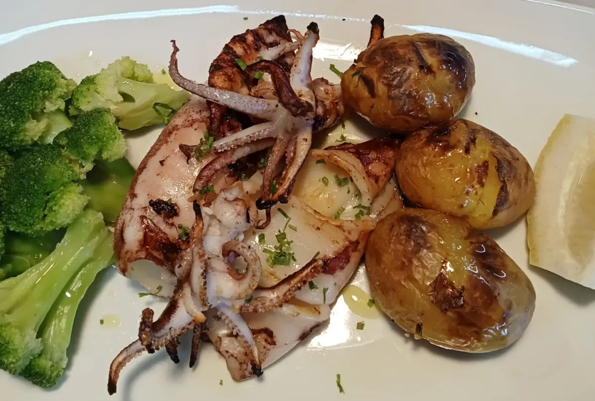 Imagem de contexto do artigo Prato do Dia: o bem-vindo toque caseiro. com mar ao fundo, do restaurante Casa dos Suecos, na Figueira da Foz